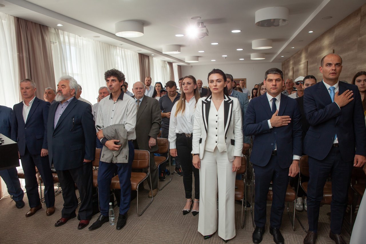 Mare unionist, iar acum... un hibrid ruso-suveranist. Actorul Sergiu Voloc, anterior declarat unionist, fostul ministru al securității naționale Anatol Plugaru în anii 90, dar și avocatul Igor Hlopețchi al cărui comportament a fost pus sub semnul întrebării - la o conferință ÎMPREUNĂ cu Victoria Furtună din partidul Moldova Mare