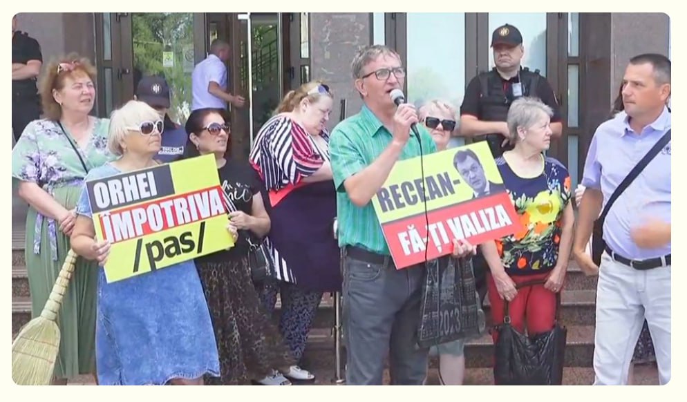 Premierul Recean, în vizită la Orhei. Acesta a fost întâlnit cu ușile blocate, mături și protest organizat de echipa lui Șor