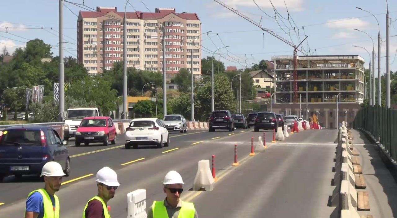 Primarul Capitalei Ion Ceban a anunțat acum la prânz deschiderea circulației pe Podul de la Mihai Viteazul, pe 4 benzi, câte 2 pe sens