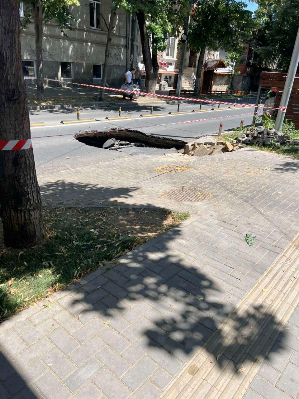 Una caldă, alta rece: După ce primarul Capitalei Ion Ceban a anunțat azi redeschiderea circulației pe podul Mihai Viteazul pe 4 benzi, o bucată de asfalt de pe str. 31 august 1989 s-a surpat