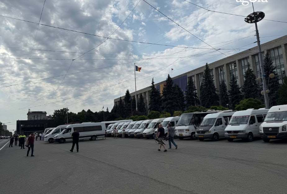 Transportatorii au protestat azi în PMAN. Potrivit explicațiilor ministrului Infrastructurii și Dezvoltării Regionale, Vladimir Bolea, printre cele mai importante probleme invocate de transportatori se numără noua metodologie de calcul a tarifelor, aflată în proces de avizare și aprobare de Guvern, precum și temerile legate de posibila introducere a sistemelor de e-bilet și GPS, despre care ministrul a precizat că nu există deocamdată hotărâri care să le facă obligatorii, acestea fiind doar proiecte în discuție