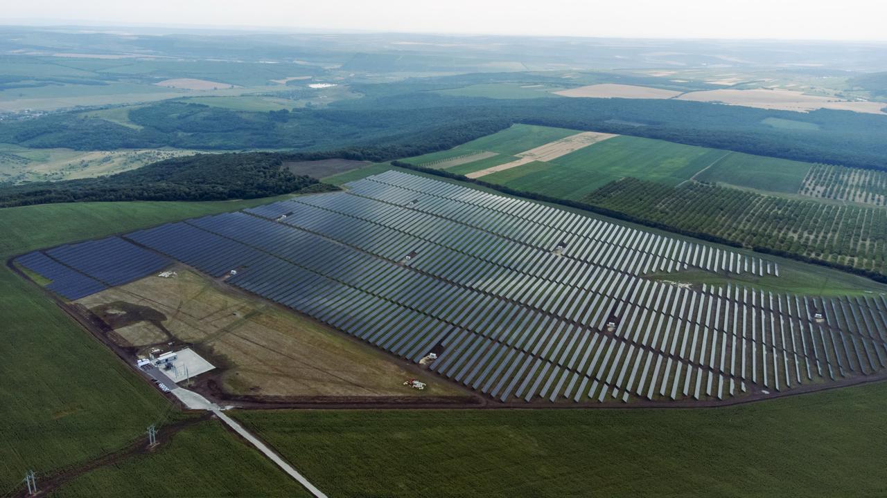 Zilele trecute în Moldova s-a dat în exploatare cel mai mare parc soldar din Moldova, în raionul Strășeni, Rădeni. Acesta poate genera 50 MW (peste 6% din sarcina maximă), întins pe o suprafață de 96 hectare. Parcul fotovoltaic aparține firmei GS Blue Electric, deținut de un grup de oameni de afaceri în frunte cu Valerian Stratan