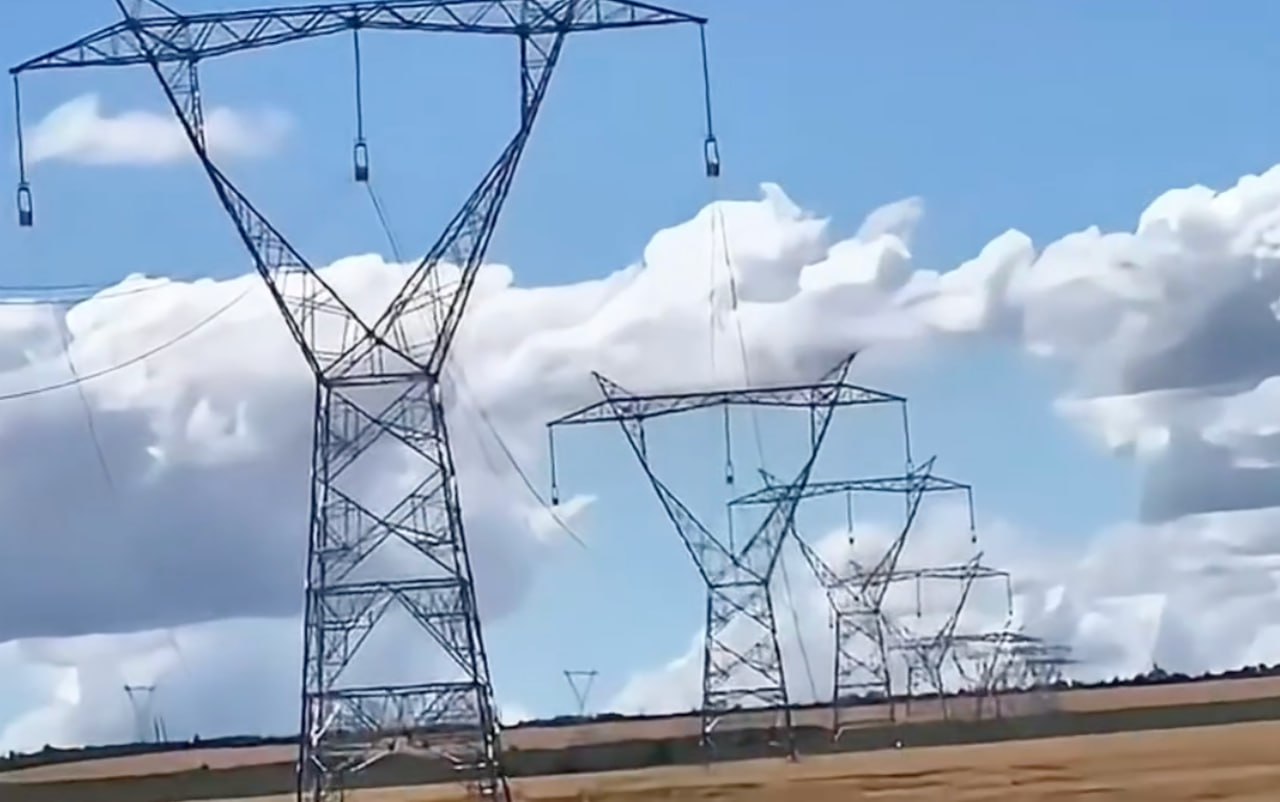Start instalării firelor electrice pe linia Vulcănești-Chișinău: „E coloana vertebrală a securității energetice”