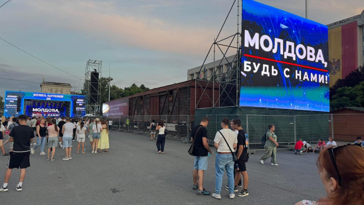 Tragi... comedie. Concertul lui Usatîi, cu artiști din Rusia lângă vagoanele deportaților în Siberia