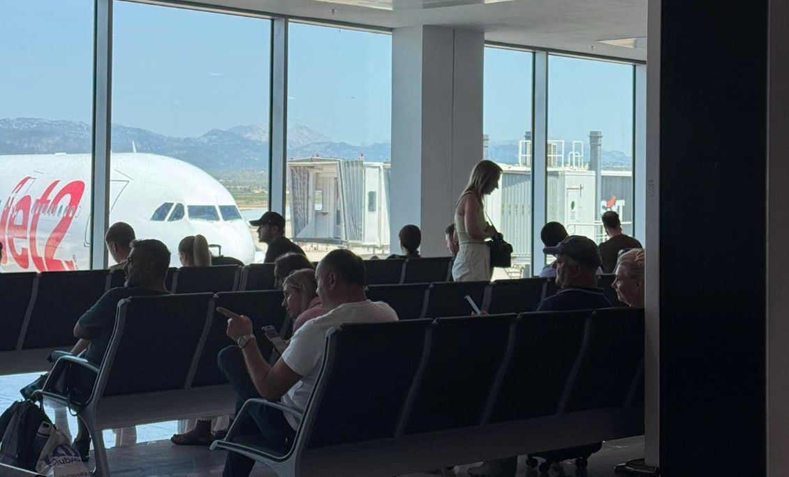 Critică UE, dar îi place să se odihnească acolo. Cu gândul la Murmansk, cu fapta în Europa - Igor Dodon, fotografiat de internauți cu rudele în aeroportul din Spania, Palma de Mallorca