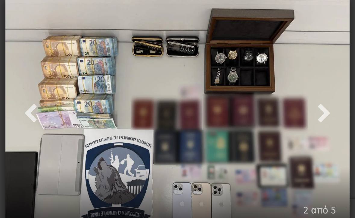 Foto cu banii și pașapoartele din casa unde stătea Plahotniuc, publicate de Poliția elenă. În fotografie se văd peste 150 mii Euro, 3 telefoane iPhone, 2 telefoane Vertu, mai bine de 10 pașapoarte aparținând la diferite țări, mai multe cărți de identitate, 6 ceasuri și bani