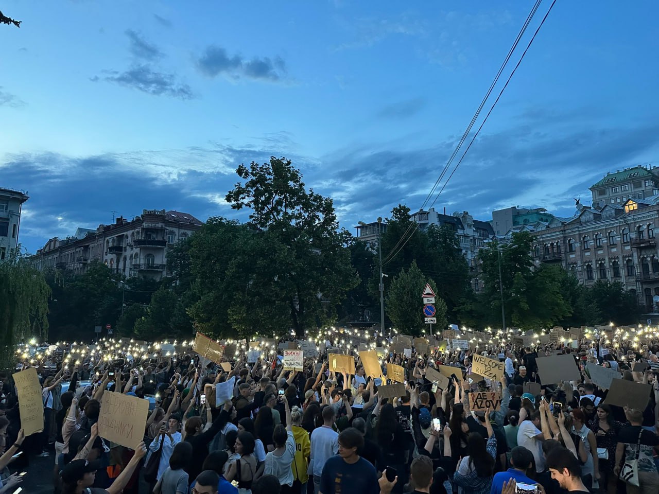 Ucrainenii și UE se opun unei legi controversate: Cel mai mare protest de la începutul războiului, la Kiev. Protestele au luat amploare în toată Ucraina marți seara, după ce președintele Volodimir Zelenski a aprobat o lege care ar anula independența agențiilor anticorupție din Ucraina. Decizia a stârnit furie în țară, critici în Occident și șoc în echipa prezidențială