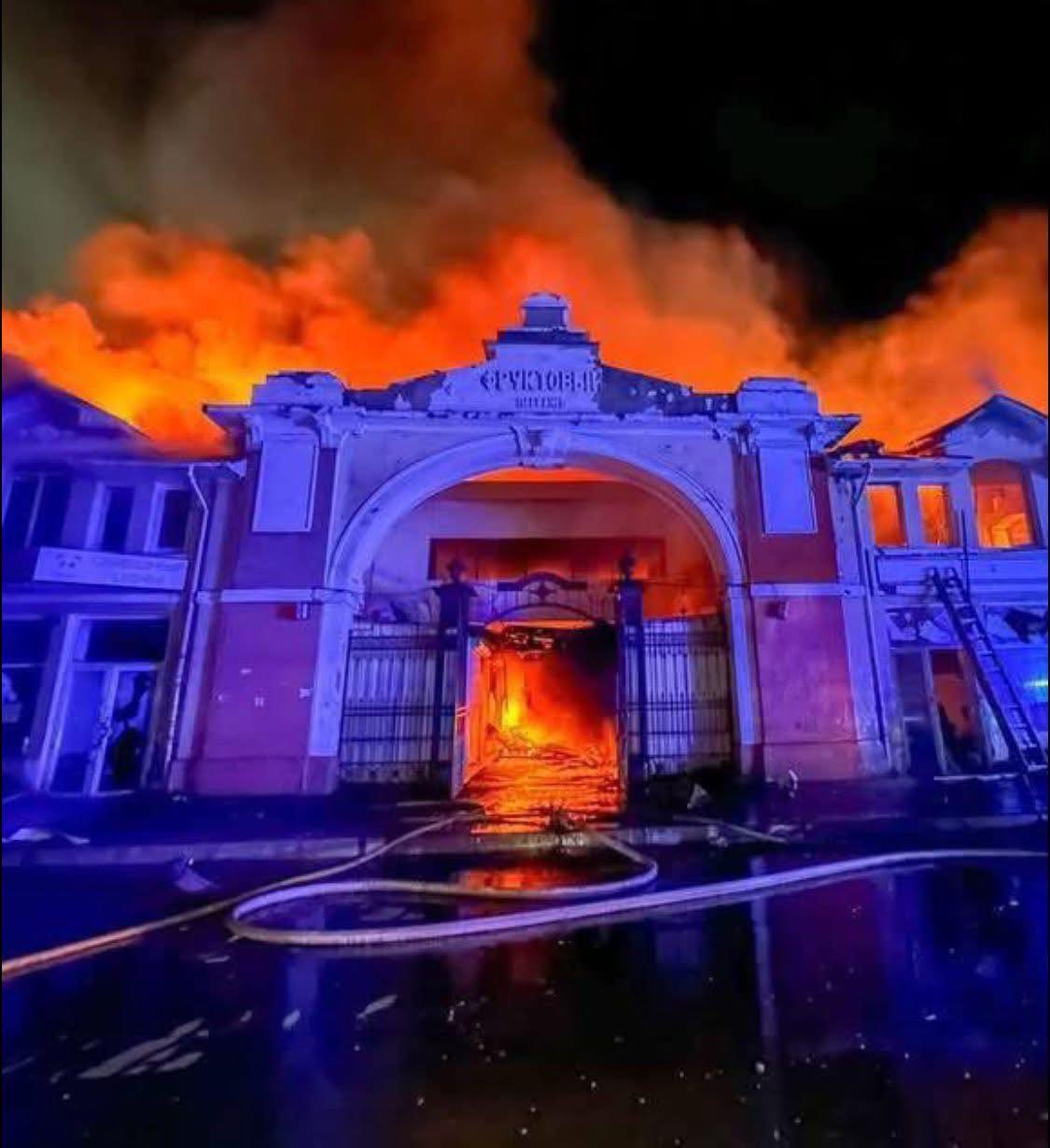 Rușii au mai "denazificat" un obiectiv. Cunoscuta piață locală din Odesa, "Privoz", în flăcări, după atacul rusesc de azi noapte