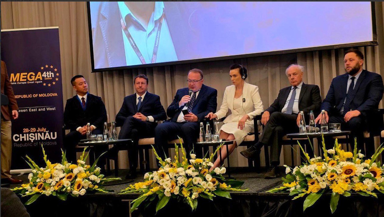 Igor Munteanu, președintele CUB, persoană și partid care s-au vrut o alternativă pro-europeană pentru PAS, pe scenă la conferința MEGA cu... Victoria Furtună
