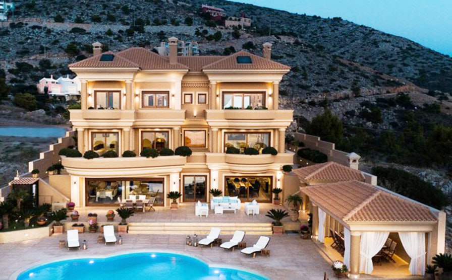 Plahotniuc ar fi locuit aproape un an în vila din Grecia. Proprietara reședinței a oferit detaliile pe care le știe. Eleni Petropoulou, proprietara vilei: „Vila a fost dată în chirie prin intermediul unei companii, nu am contactat cu el direct. A stat aici aproape un an”. Este vorba de o companie care dă în chirie doar proprietăți de lux, iar pe aceasta o promovează cu denumirea „Villa Primavera”, cunoscută și drept „Villa l’Époque”