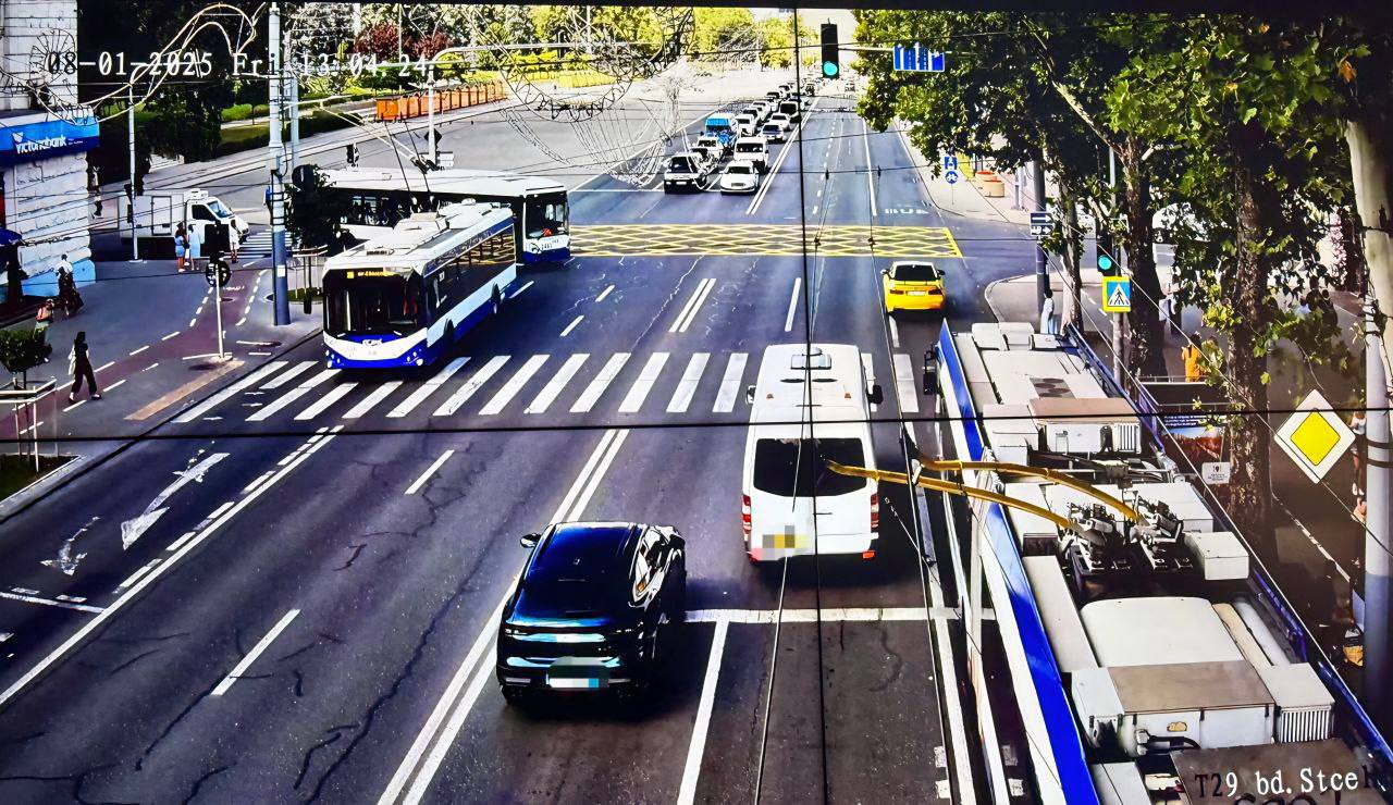 Capitala. „Insulă galbenă” la intersecția bd. Ștefan cel Mare cu str. Alexandr Pușkin. Marcajul de culoare galbenă delimitează zona intersecției. Acesta are scopul de a preveni blocarea intersecției de către autovehicule. Mai exact, intersecția trebuie să rămână liberă, mai ales în orele de vârf