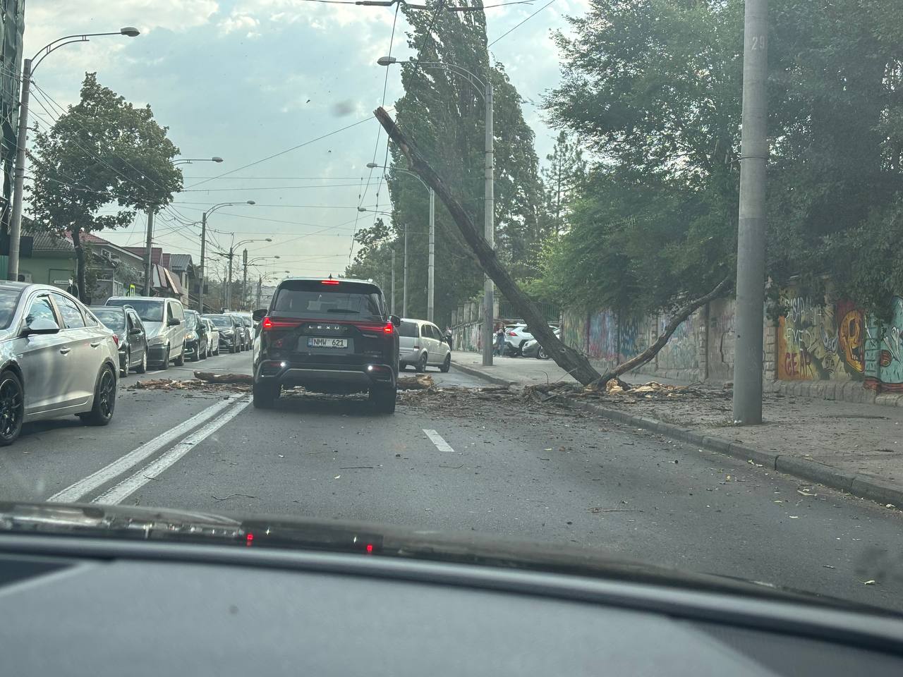 Vântul face ravagii în Capitală, după alerta meteo de la amiază