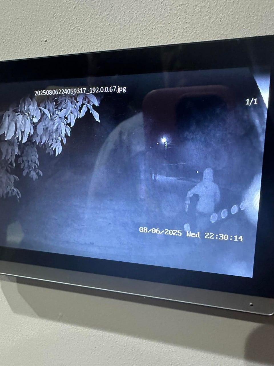 Arina Spătaru, cea care a jucat rolul de spion sub acoperire pentru a documenta cazul Șor, spune că este urmărită. Aceasta publică imagini de pe camerele de supraveghere și spune că cineva cu fața acoperită stătea la poarta ei la 11.00 noaptea