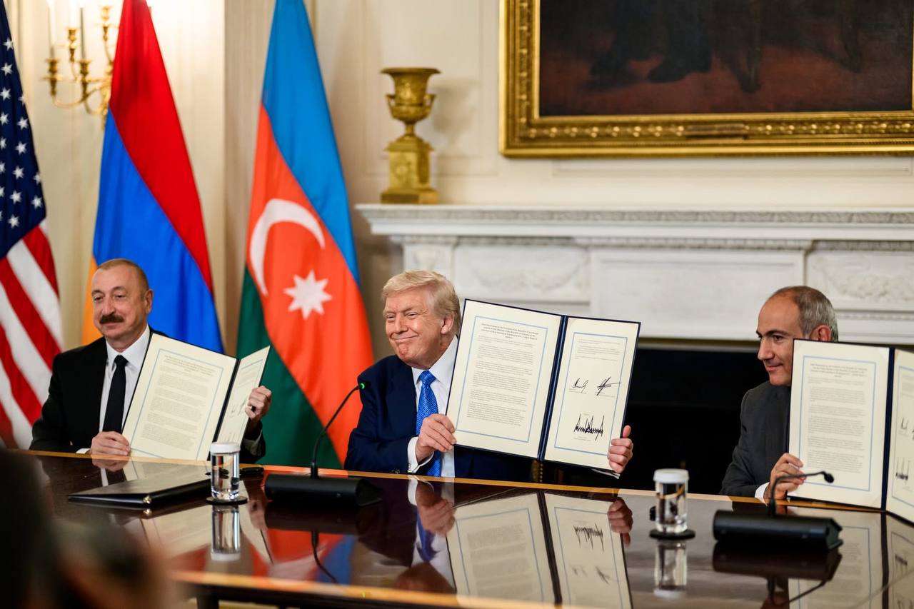 🇦🇲 Când pleacă rușii - vine pacea. Armenia și Azerbaidjanul au semnat la Casa Albă un acord care încheie decenii de conflict, distanțându-se astfel de orbita Federației Ruse. Prim-ministrul armean, Nikol Pașinian, și președintele azer Ilham Aliyev, așezați de o parte și de alta a lui Trump, au semnat și ei pe 8 august acorduri cu Statele Unite pentru a explora împreună oportunități economice