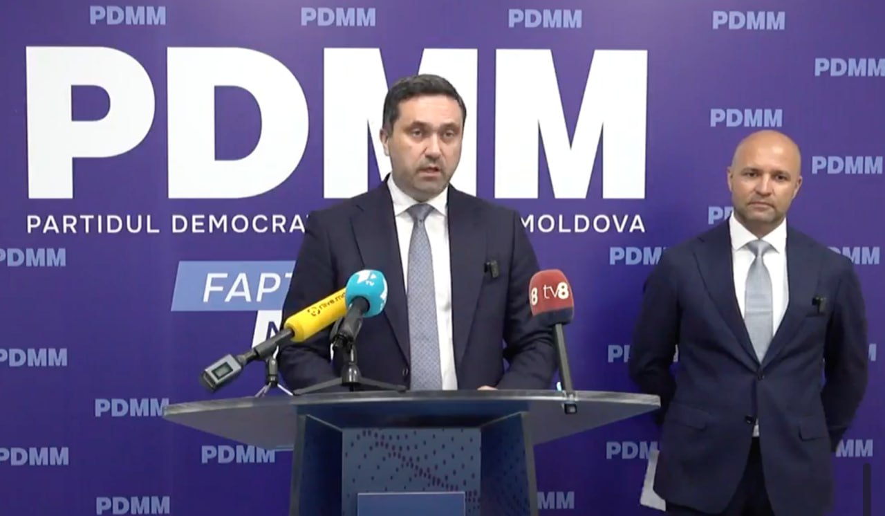 Strâng rândurile la îndemnul lui Plahotniuc?! Vladimir Cebotari, fost ministru al Justiției în era Plahotniuc și Boris Foca (actual șef al Camerei de Comerț moldo-chineze), au vorbit azi într-o conferință de presă despre faptul că Partidului Democrat Modern din Moldova (PDMM), formațiune pe care o reprezintă, și tot ea urmaș al PDM - a decis să se implice în alegerile din 28 septembrie, împotriva guvernării nedemocratice