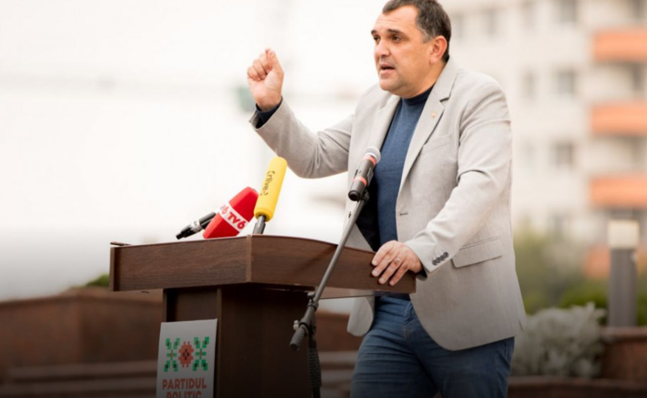 Bloggerul rus Ilia Varlamov a fost condamnat în lipsă la 8 ani de închisoare. Acesta a fost găsit vinovat de „răspândire de falsuri despre armata rusă”. Pe lângă detenție, tânărului i-a fost aplicată o amendă în mărime 99,5 milioane de ruble