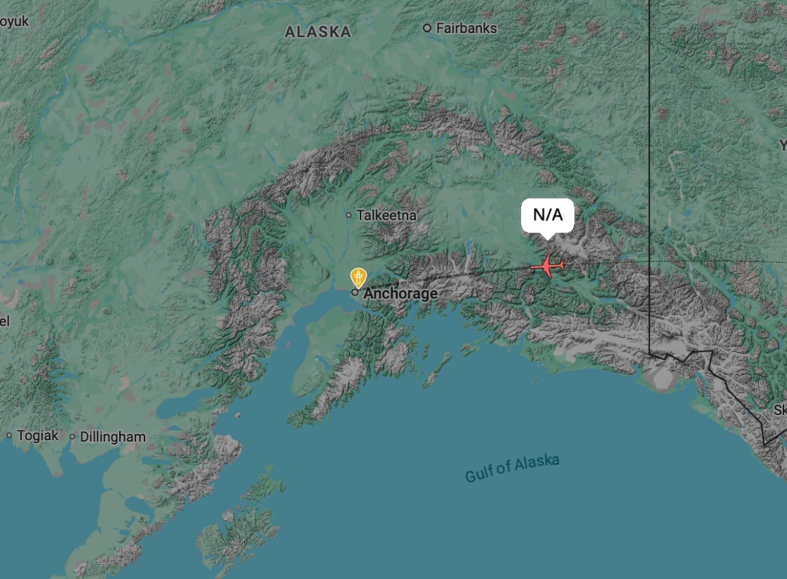 Air Foce One este încă în aer. Unele surse scriu că Vladimir Putin așteaptă în avion pe pistă, altele - că Putin vine cu un avion de rezervă, care abia a inclus transponderul