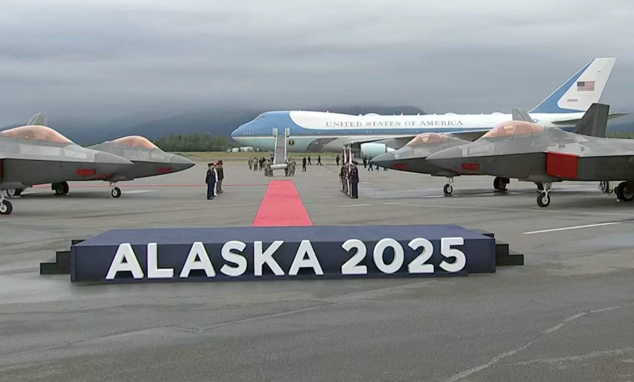 A aterizat avionul președintelui Trump. Un avion care a circulat cu transponderul stins a apărut pe hartă acum lângă Anchorage. Se presupune că e avionul lui Putin