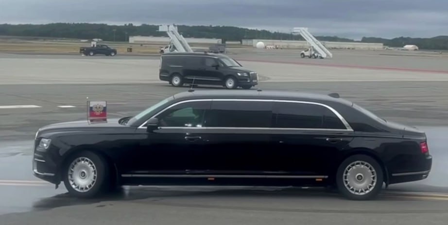 Putin și-a adus în Alaska mașina prezidențială blindată