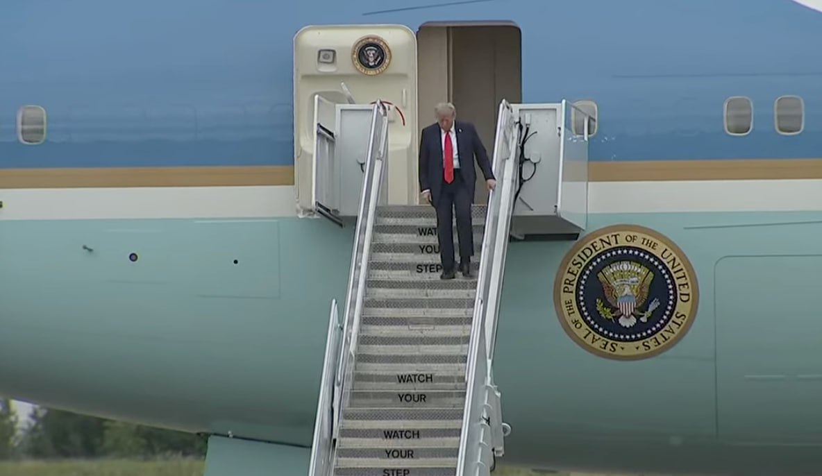 Trump iese din avion