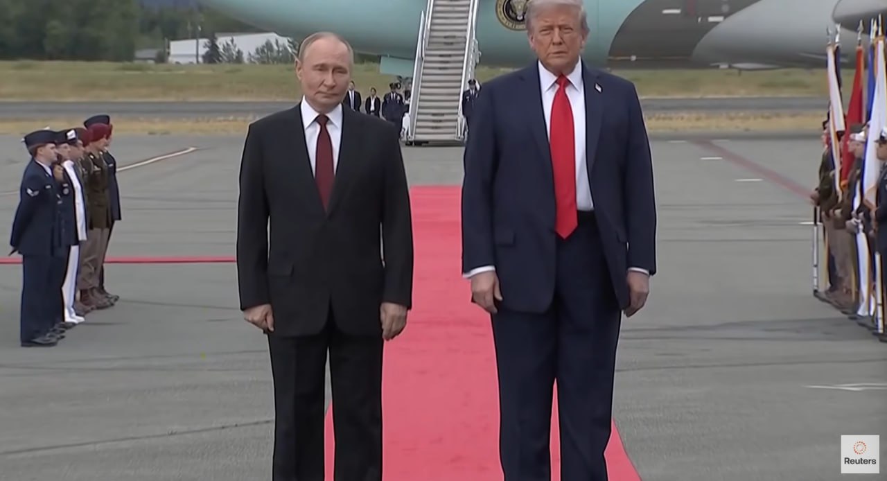 Poza oficială de întâlnire. Jurnaliștii i-au asaltat cu întrebări, în special pe Putin, care a fost întrebat dacă va fi de acord cu încetarea focului din Ucraina. Cei doi au urcat în mașini și au plecat spre locația de negocieri fără să răspundă la vreo întrebare