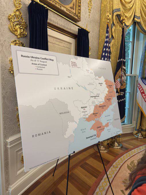 La masa negocierilor a fost amplasată și o hartă mare a Ucrainei, cu situația de pe front la 17 august