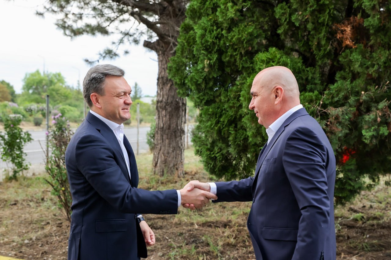 🇲🇩 Premierul român Ilie Bolojan a ajuns azi în R. Moldova. A fost întâmpinat la vama Leușeni de premierul Recean, acolo unde au avut o ședință de lucru, după care a urmat o întâmpinare oficială la Guvern