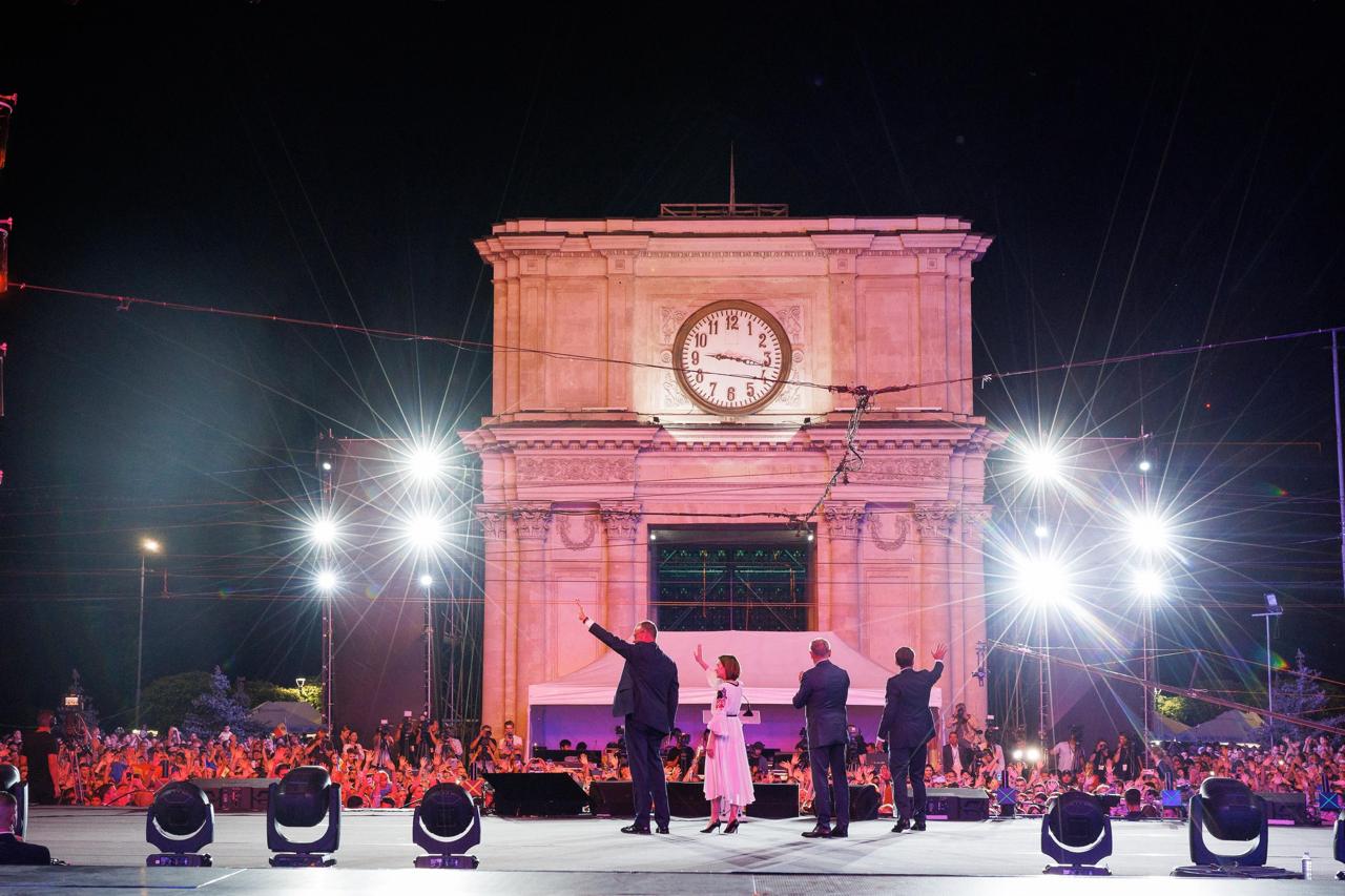 Fotografia Zilei: Liderii UE - cancelarul german Merz, președintele francez Macron și premierul polonez Tusk -  salută mulțimea din Piața Marii Adunări Naționale, de Ziua Independenței, 27 august 2025