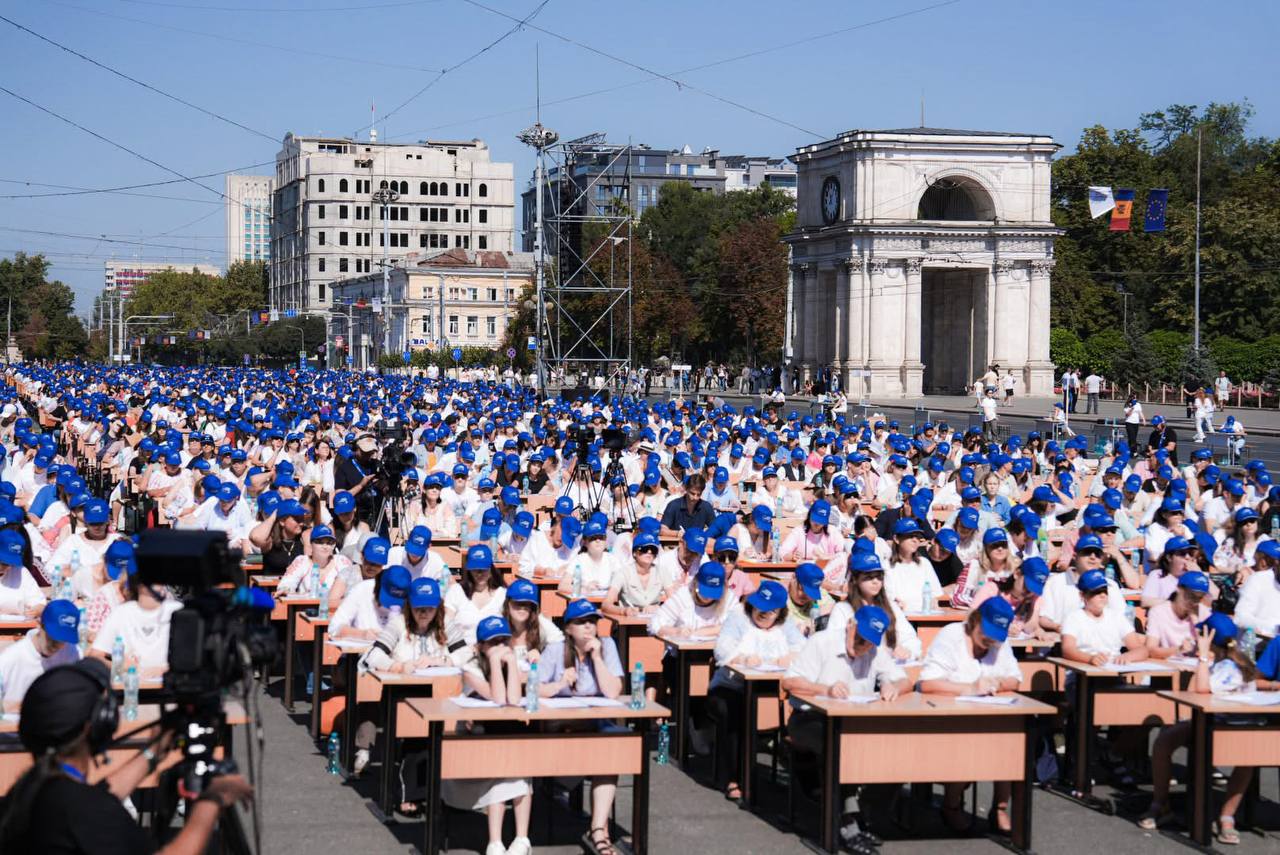 Cca 2 mii de persoane au participat azi la Marea Dictare Națională, de Ziua Limbii Române, în Piața Marii Adunări Naționale din Chișinău