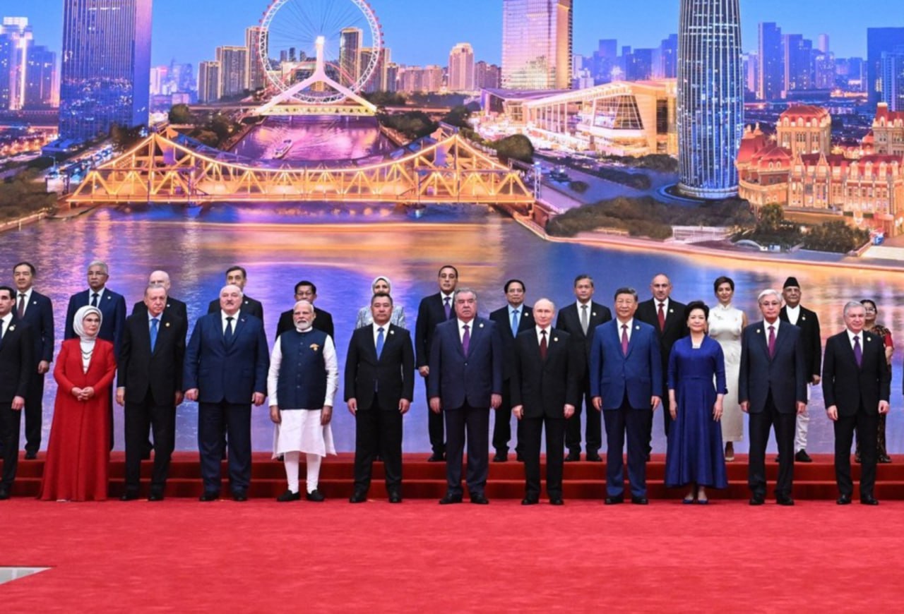 🇨🇳 Bătălia titanilor pentru noua ordine mondială. Președintele Chinei, Xi Jinping, a criticat indirect SUA pentru „practici de bullying” și a prezentat China drept lider al noii guvernanțe globale. S-a întâmplat în aceste zile la summitul Organizației de Cooperare de la Shanghai (SCO), unde a participat și președintele rus Vladimir Putin, dar și alți lideri din Asia