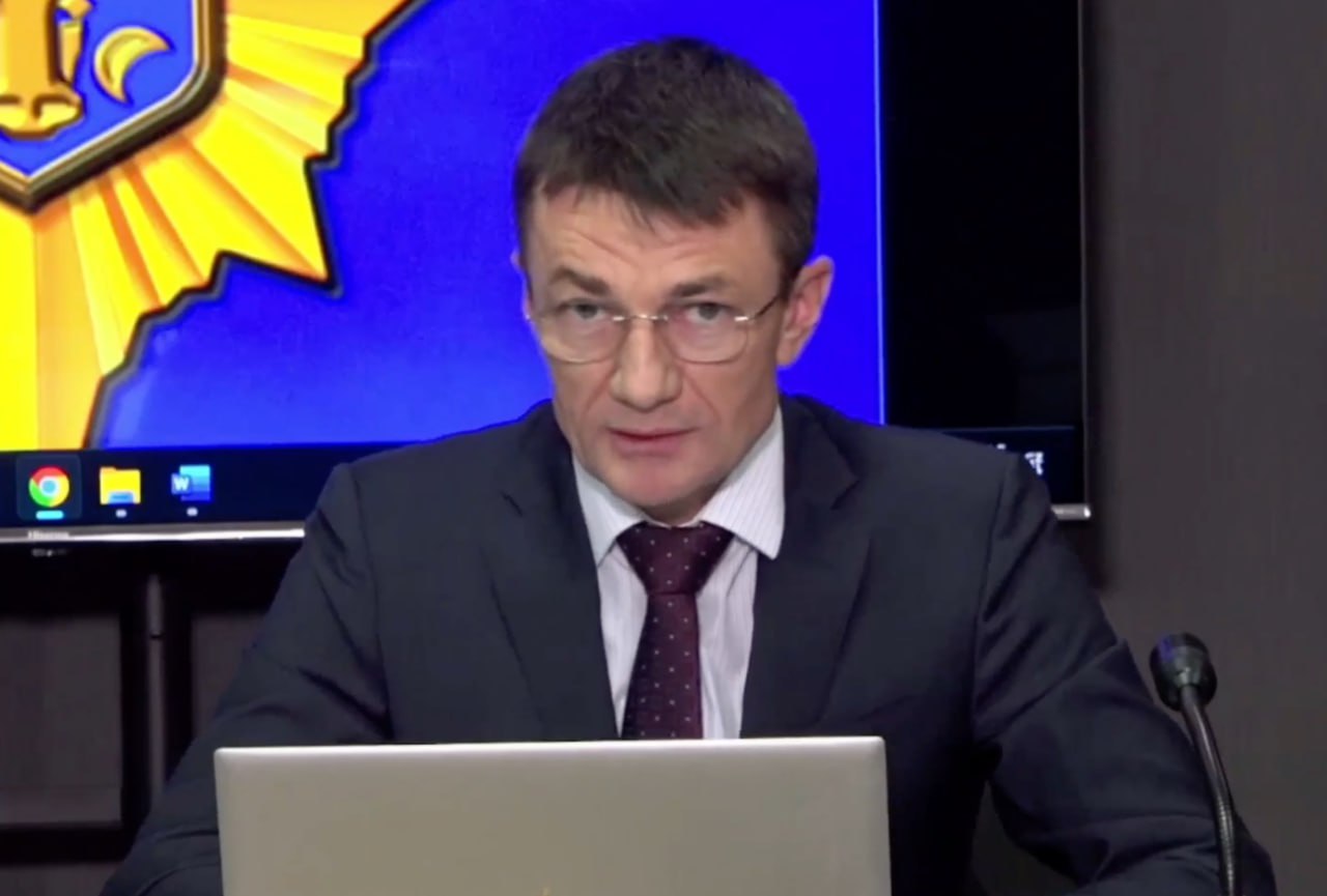 ‍♀️ Un ex-oficial SIS a fost arestat în România: Este acuzat de divulgarea secretelor de stat. Un fost înalt funcționar al Serviciului de Informații și Securitate din Republica Moldova a fost reținut de autoritățile din România, Cehia și Ungaria, cu sprijinul Agenției Uniunii Europene pentru Cooperare în Justiție Penală (Eurojust), transmite IPN. Acesta ar fi avut întâlniri la Budapesta, în 2024 și 2025, cu un agent al serviciilor secrete din Belarus, căruia i-ar fi transmis informații clasificate în schimbul unor sume de bani. Presa română scrie că ar fi vorba despre Alexandru Bălan