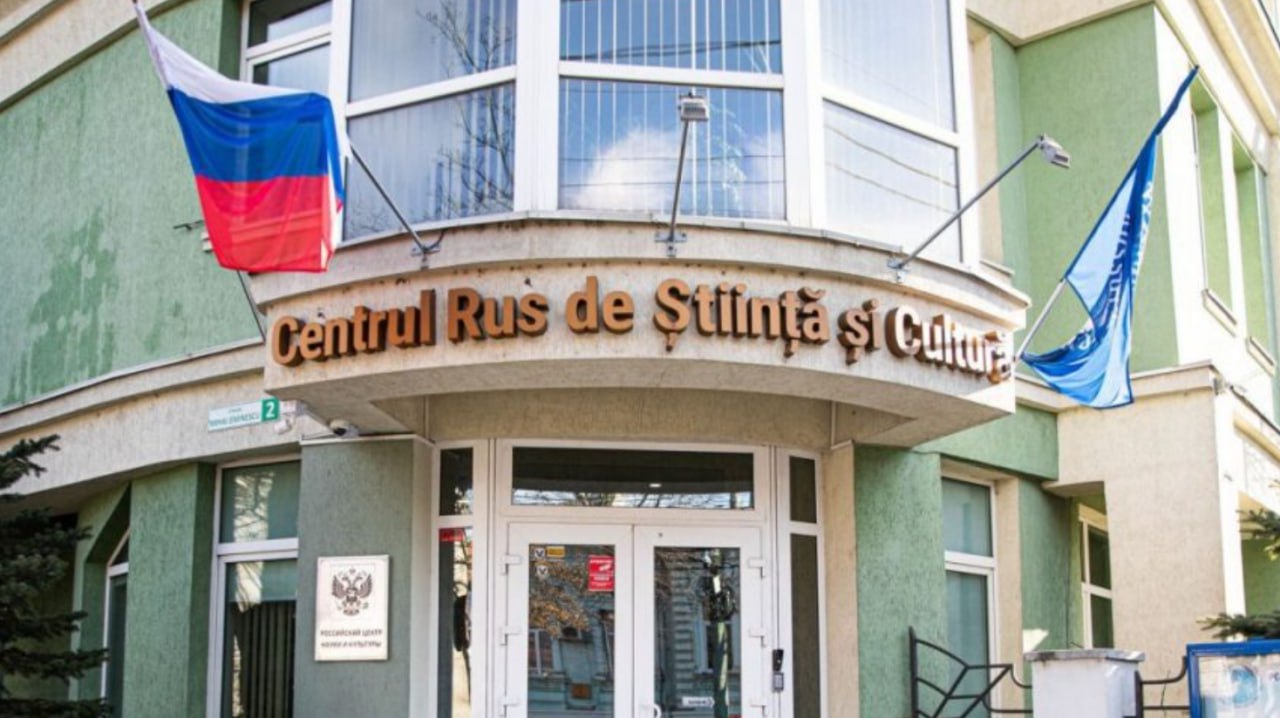 Acordul care se denunță de 6 luni: Centrul rus de cultură, încă funcțional, arborează drapelul rus fără cel al Moldovei