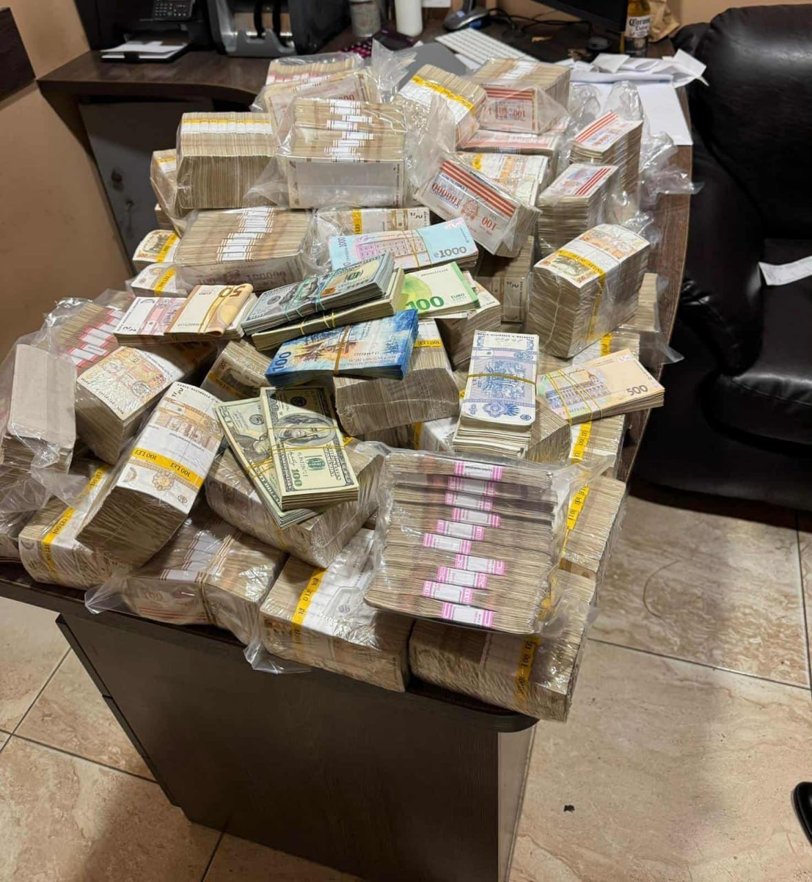 Munți cu bani descoperiți azi de Centrul Național Anticorupție la perchezițiile ce vizează corupția electorală. Banii cash ar fi fost pregătiți pentru a mitui alegătorii