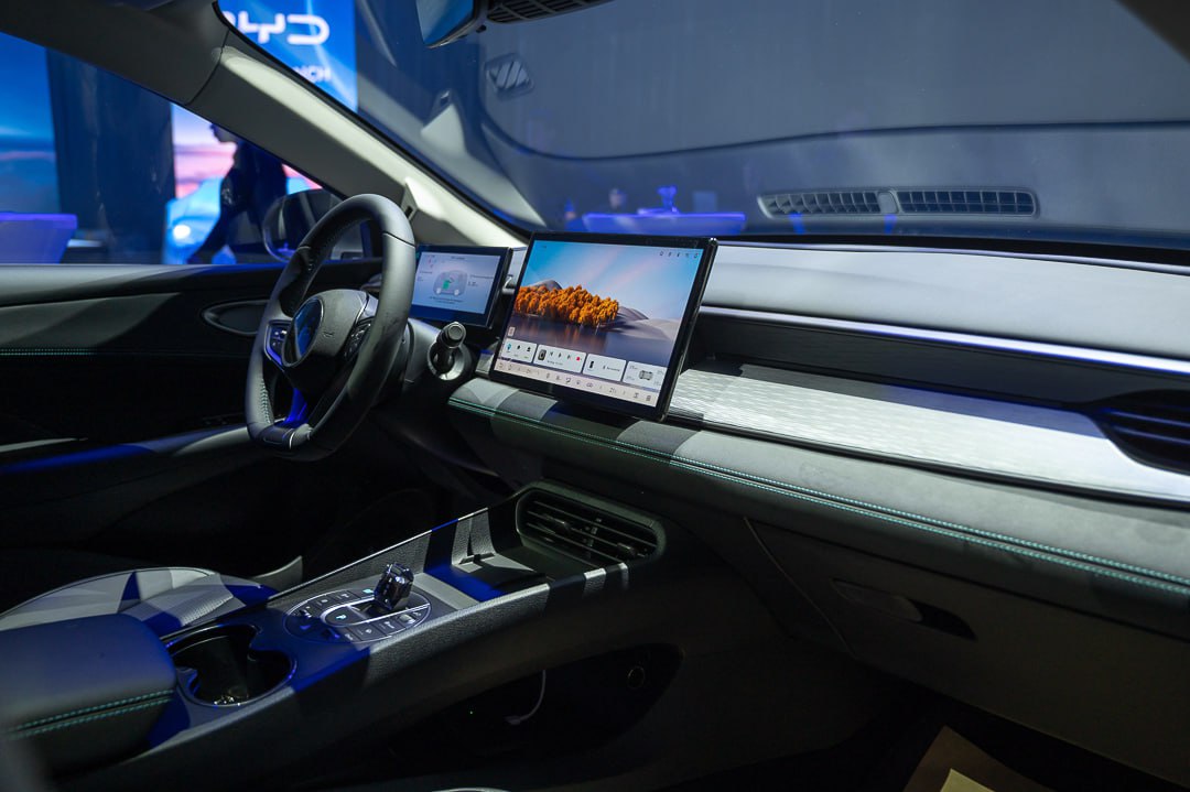 BYD, oficial în Moldova. La sfârșitul săptămânii trecute am fost invitat să particip la evenimentul de lansare oficială a mărcii BYD în Moldova. Uh, ce să vă spun: Viața competiției se va complica simțitor. Asta pentru că producătorul chinez vine cu oferte împotriva cărora e greu să concurezi