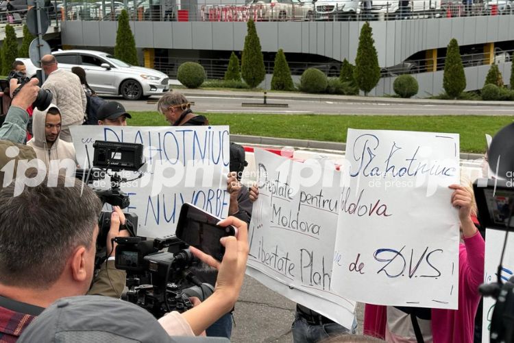 Susținători de decor, mulți cu glugă pe cap, trimiși la Aeroport să arate pancarte pro-Plahotniuc: __Libertate pentru Plahotniuc__, scrie pe unele din ele