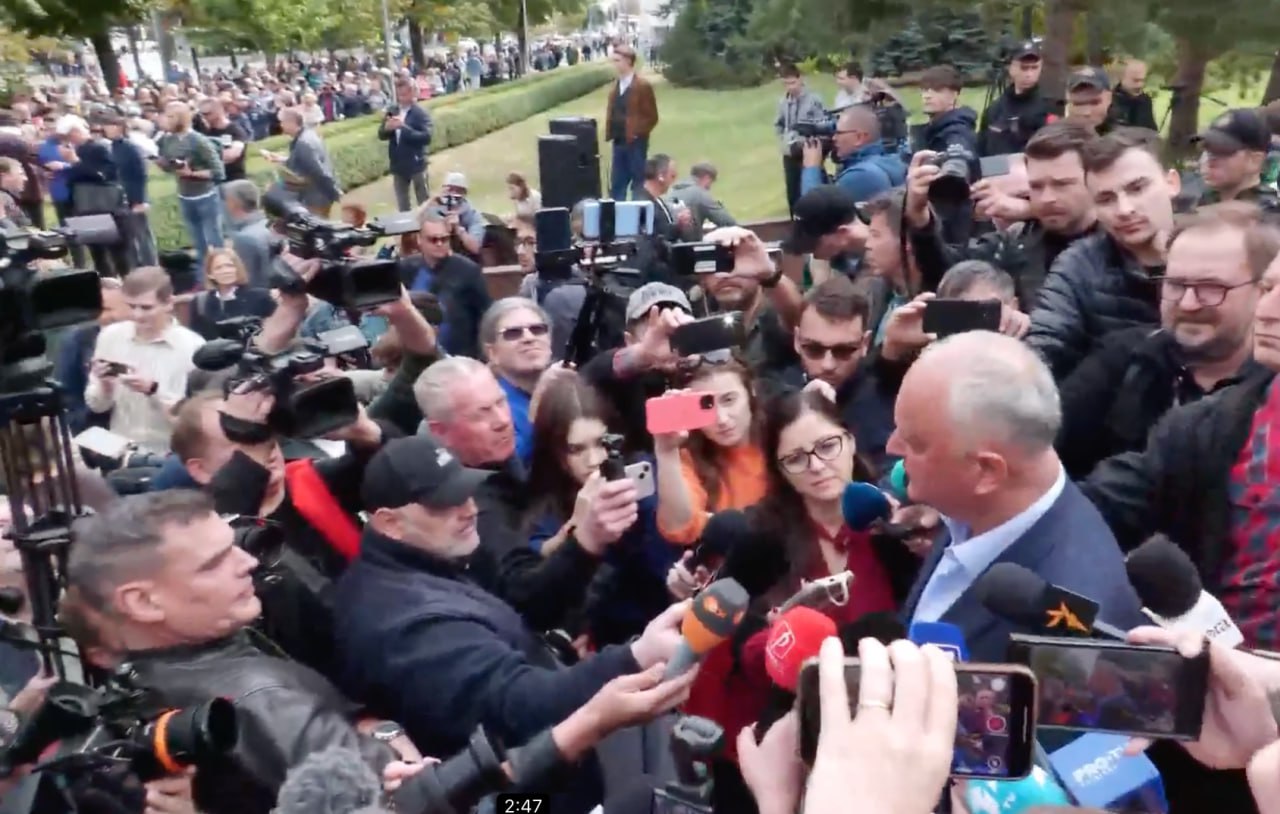 Câteva sute de persoane s-au adunat la protestul din fața Parlamentului. Dodon și Tarlev vorbesc la microfon în fața mulțimii