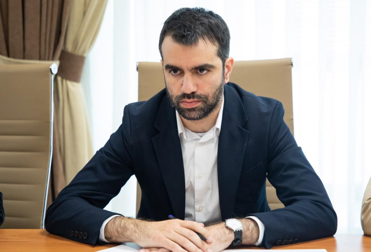 Șeful Cancelariei de Stat și-a dat demisia. Artur Mija renunță și la funcția de secretar general al PAS, dar spune că rămâne membru al formațiunii. Acesta spune că e o decizie personală, mulțumește partidului și colegilor, spunând că întotdeauna a încercat să promoveze oamenii buni