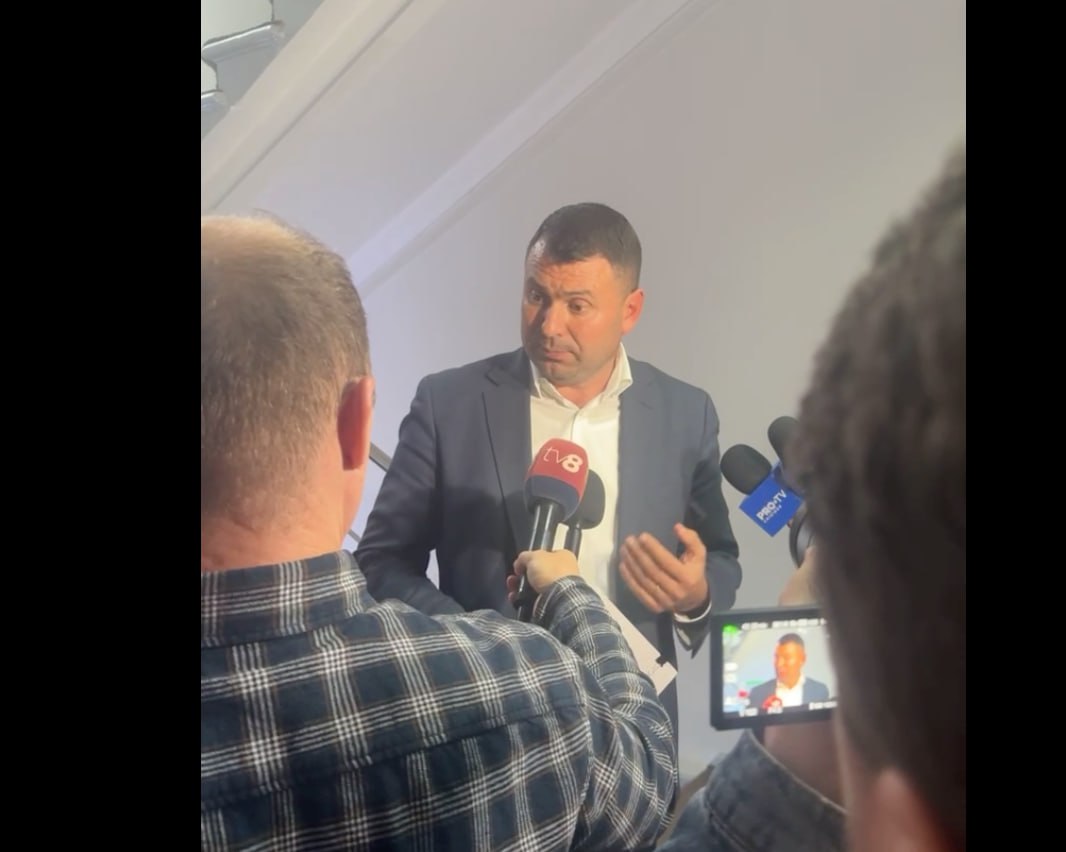 Prima reacție a lui Vasile Costiuc: Eu repet, noi nu am apărut de nicăieri, știți cine suntem, am fost super-prezenți, ar fi o mare prostie să fie anulată înregistrarea noastră. Noi n-am încălcat nimic. Sunt standarde duble, ei au bloc ascuns cu PAS și Platoforma Da, și Plîngău, ei nu sunt bloc electoral, dar noi suntem.. și pedepsiți cu avertizare. Eu sunt sigur că ei au nevoie de mandatele noastre ca împreună cu un alt partid să modifice Constituția pentru ca dna Maia Sandu să fie aleasă al treilea mandat. Ca și Putin