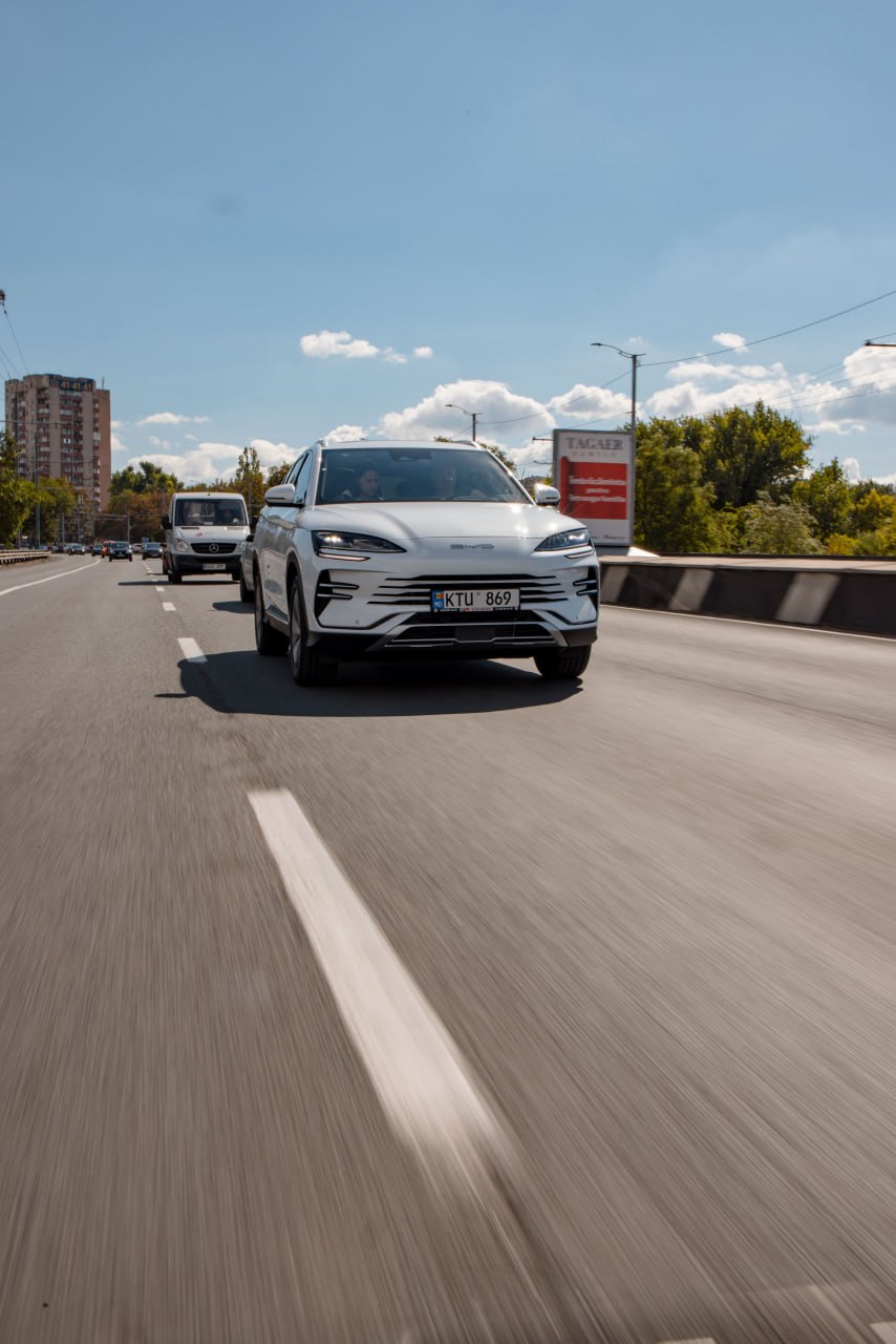 La sfârșitul lui septembrie v-am povestit despre lansarea brandului auto BYD în Republica Moldova. Curiozitatea m-a împins să merg și la un test-drive, să văd cu ochii mei de ce acest producător chinez a ajuns numărul unu mondial. Am ales modelul BYD Seal U DM-i, un SUV plug-in hybrid despre care se vorbea tot mai des