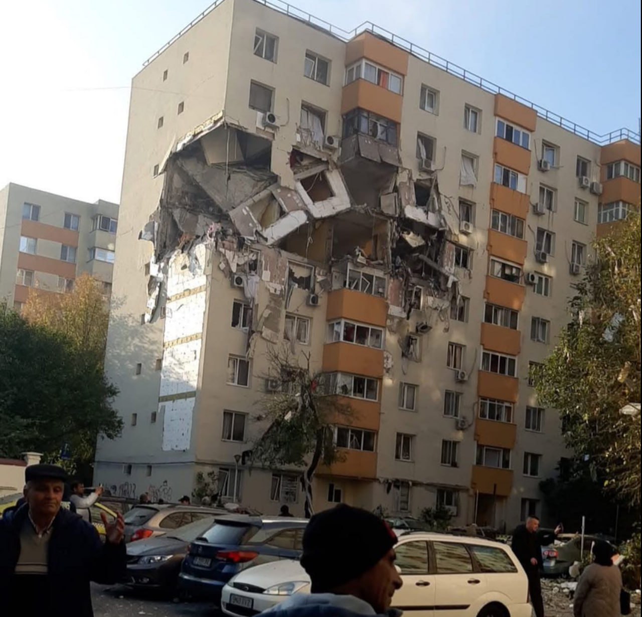  Explozie într-un bloc din București: O explozie puternică a dus la prăbușirea mai multor etaje. Cel puțin 3 persoane au murit, iar 13 victime au fost duse de urgență la spital, printre acestea fiind doi copii, de 12 şi 17 ani. Link