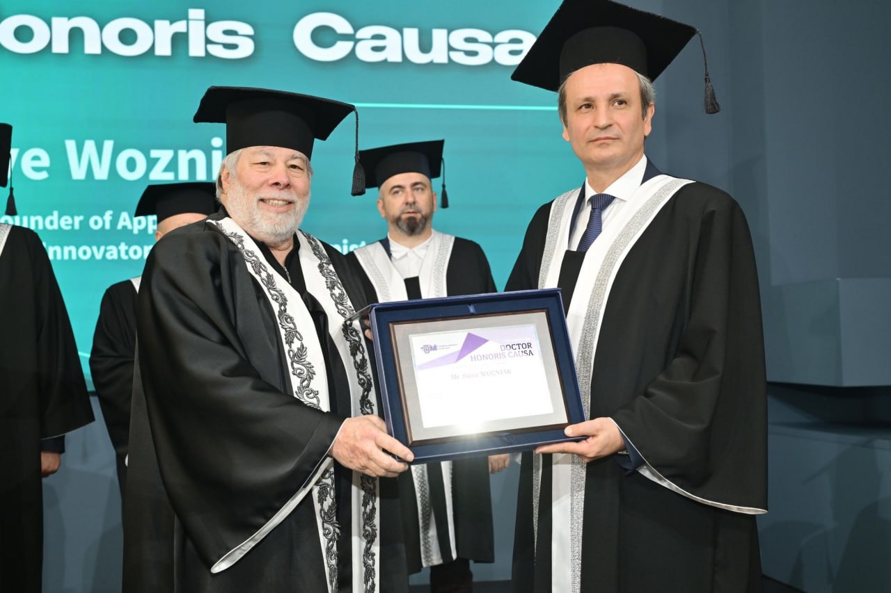  Steve Wozniak, cofondatorul Apple, a devenit Doctor Honoris Causa al UTM. Se întâmplă după ce acesta a participat la o conferință la Chișinău Link