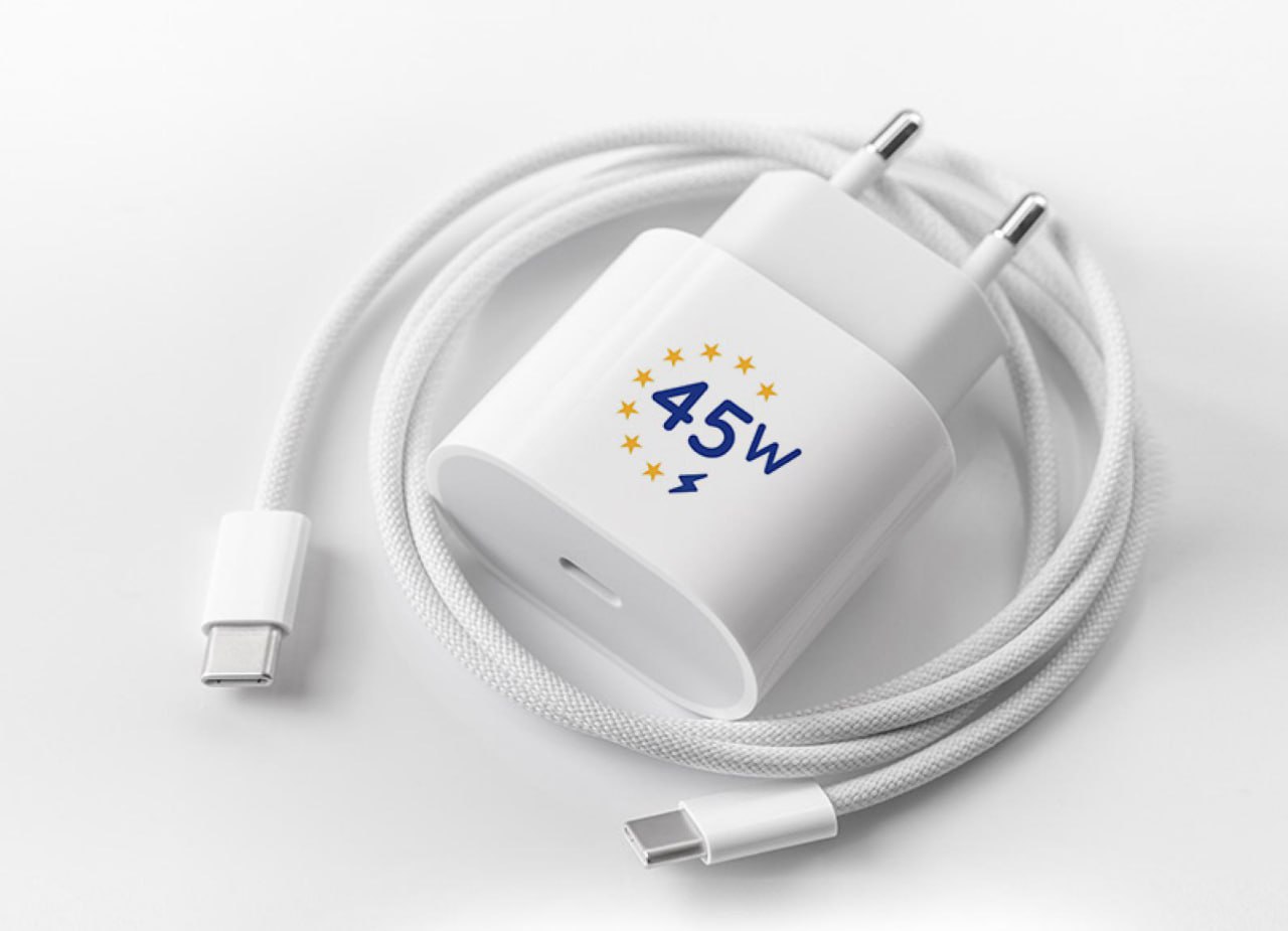 Comisia Europeană a revizuit cerințele de ecoproiectare pentru alimentatoarele externe (EPS), impunând standarde mai ridicate de eficiență energetică și interoperabilitate. Toate încărcătoarele USB de pe piața UE vor trebui să aibă cel puțin un port USB Type-C și să funcționeze cu cabluri detașabile. Măsurile vor reduce cu 3% consumul de energie, cu 9% emisiile de gaze cu efect de seră și vor economisi consumatorilor aproximativ 100 milioane de euro anual până în 2035. Regulile vor intra în vigoare la sfârșitul anului 2028