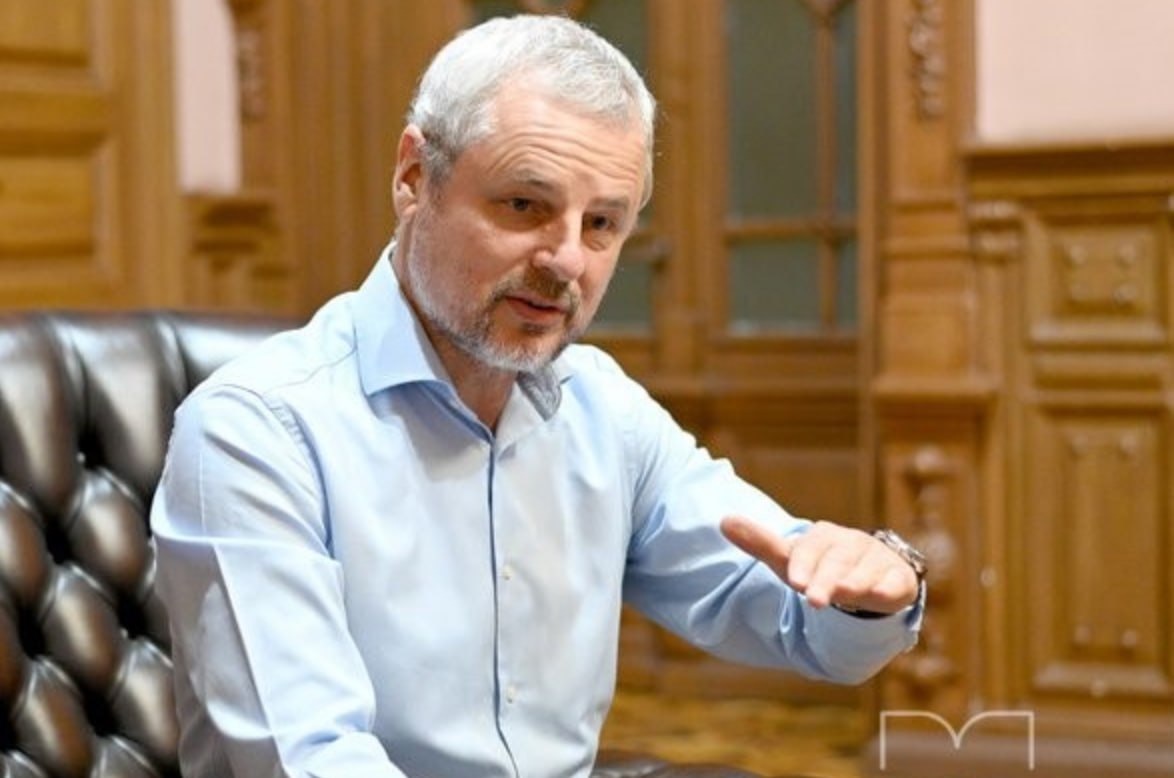 Sergiu Prodan nu se va regăsi în viitorul Cabinet de miniștri. După patru ani în fotoliul de ministru al Culturii, Sergiu Prodan a decis să revină la actul de creație. Anunțul a fost făcut în cadrul unei conferințe de presă, în care acesta a prezentat atât realizările, cât și proiectele la care s-a reușit mai puțin: reconstrucția Filarmonicii, stoparea demolării cinematografului „Gaudeamus” și gestionarea lucrărilor de pe strada 31 August 1989