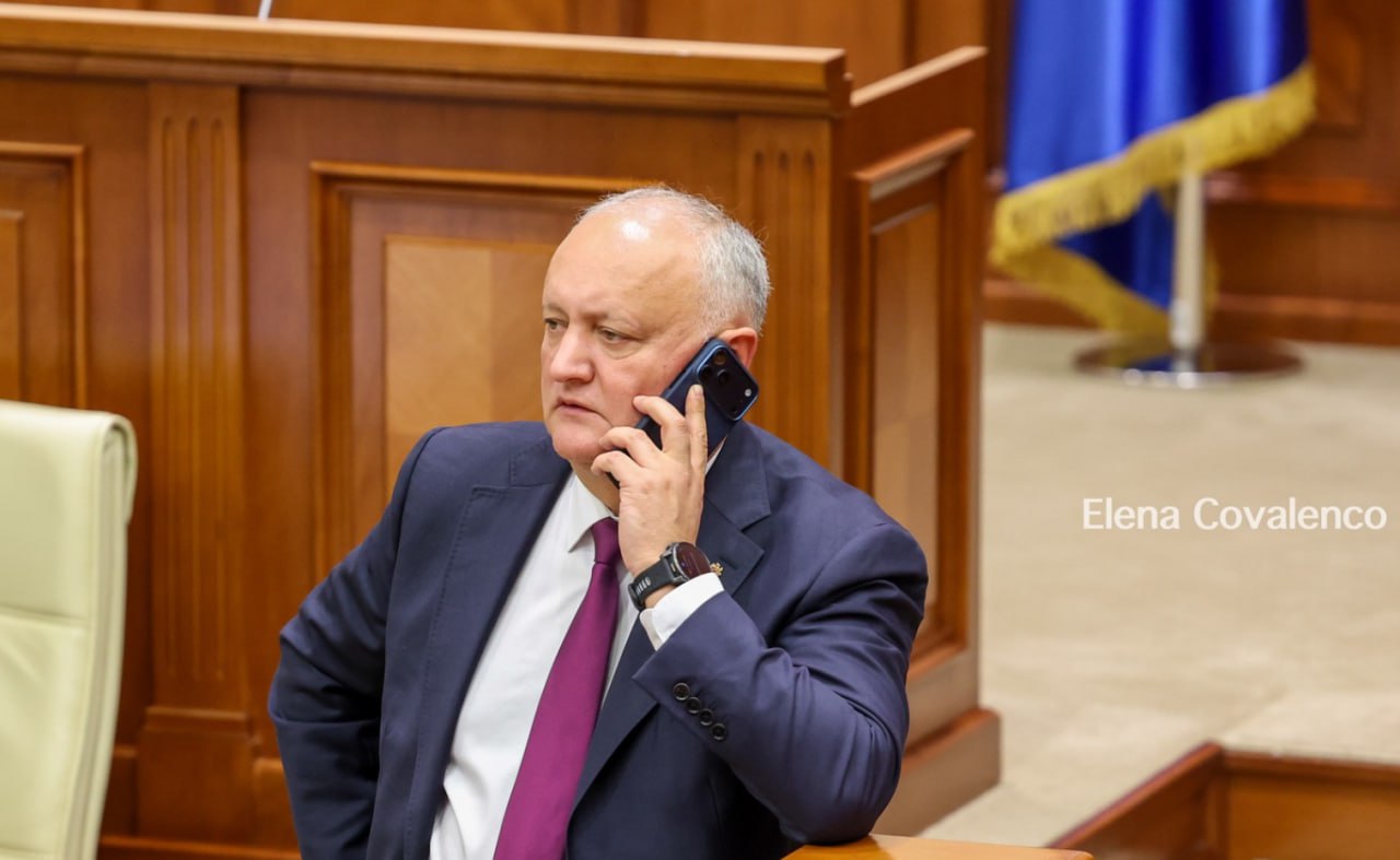 FOTO: Igor Dodon, toată viața muncitor la stat, ieri în Parlament cu gadget-uri de ultim răcnet: iPhone 17 Pro (27K+ lei) și ceas Garmin (18K+ lei, SUA)
