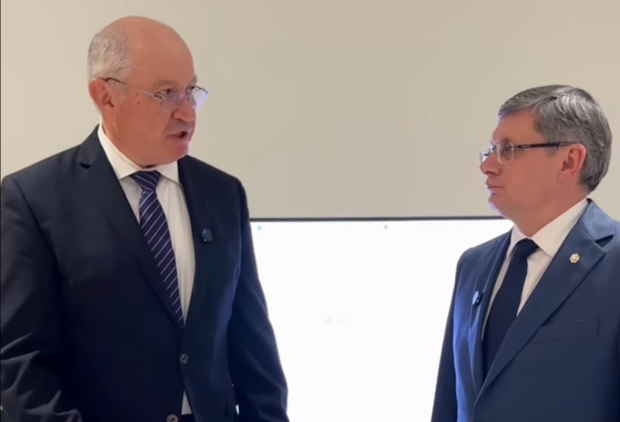 Președinta Maia Sandu l-a desemnat oficial pe Alexandru Munteanu la funcția de premier, conform procedurilor constituționale, la propunerea majorității parlamentare formată din PAS. Cel târziu, Guvernul Munteanu va fi învestit la începutul lunii noiembrie. Cel mai devreme - învestirea se poate produce săptămâna viitoare