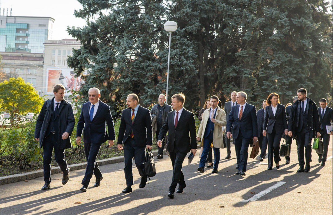Guvernul Munteanu, în drum spre Parlament pentru a cere votul de învestitură