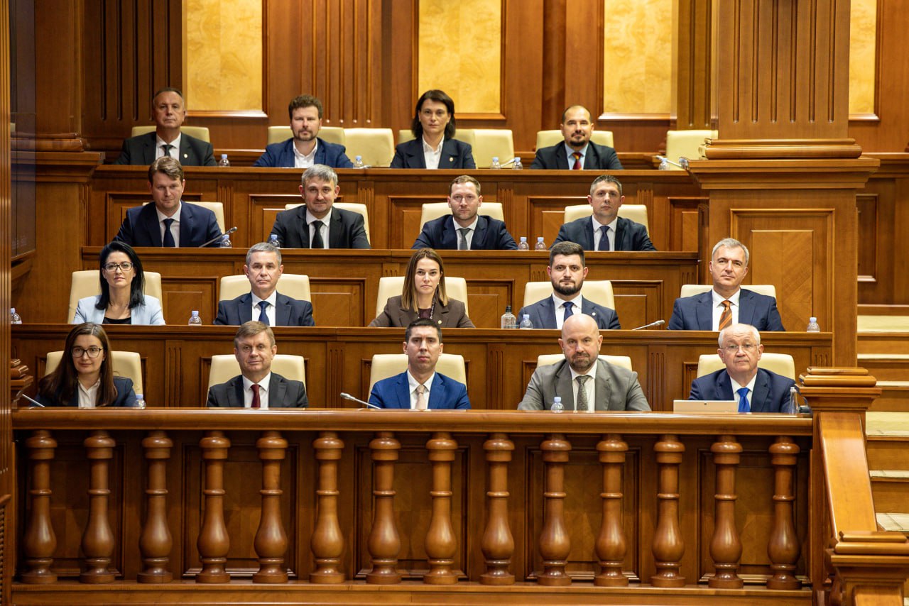 Guvernul Munteanu a primit votul de învestitură al Parlamentului. Au votat __pentru__ 55 deputați de la PAS