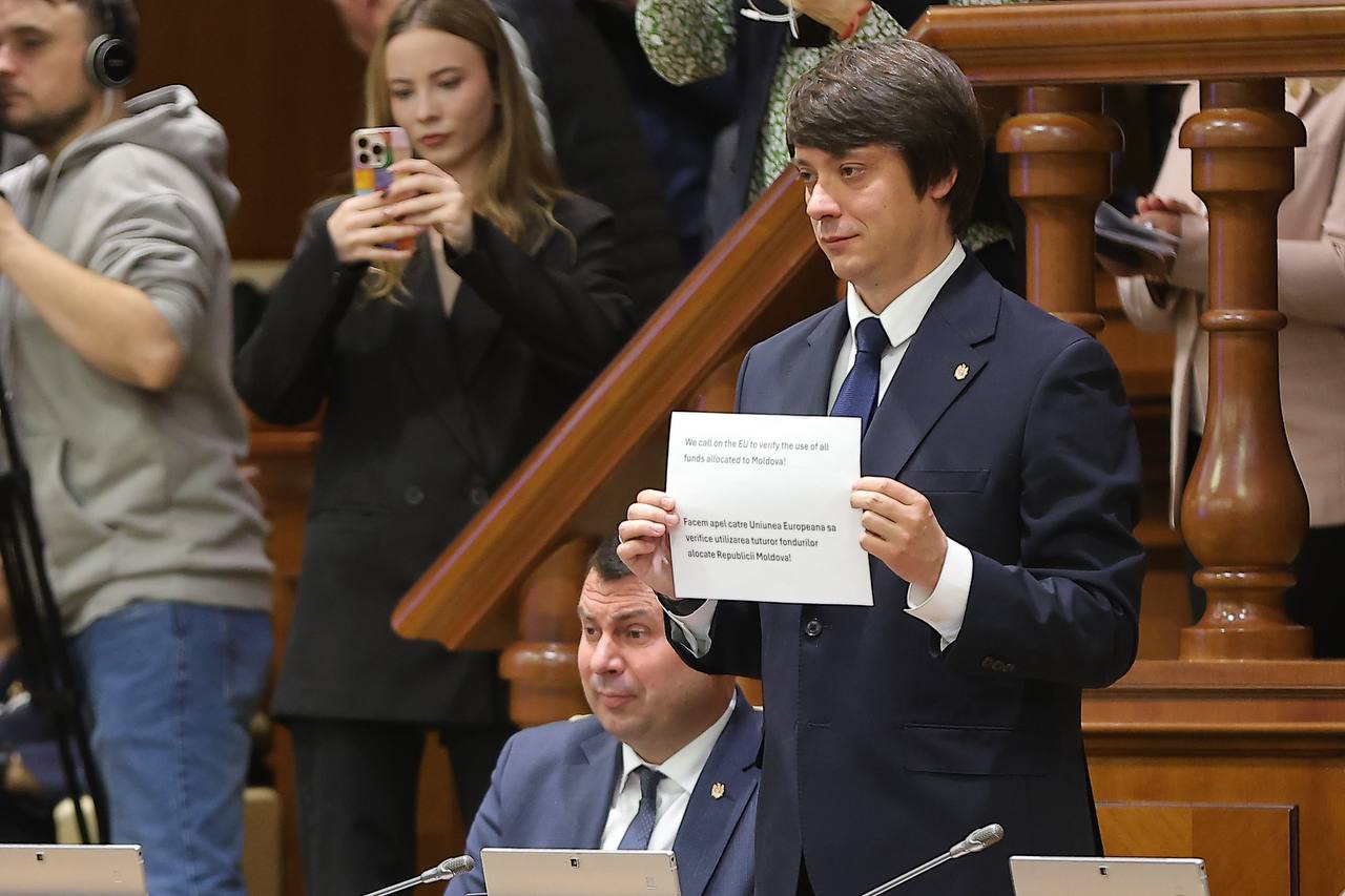 În timpul discursului Robertei Metsola: Deputatul Democrația Acasă Alexandru Verșinin a ținut o foaie pe care se cerea verificarea banilor transmiși de UE pentru susținerea R. Moldova