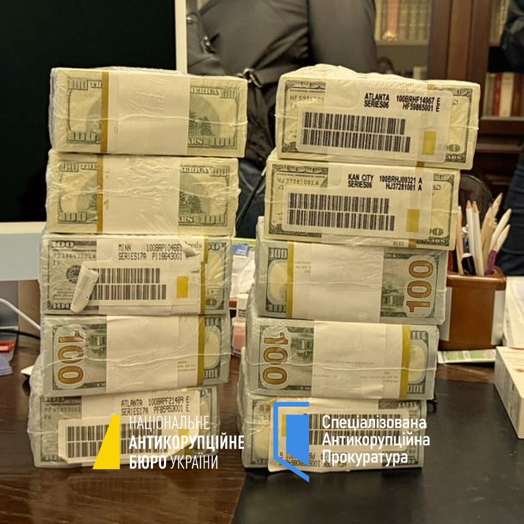 Scandal uriaș de corupţie în Ucraina. Ministrul justiţiei şi fostul partener de afaceri al lui Zelenski vizați de o anchetă. Procurorii investighează o mită de 100 de milioane de dolari în sectorul energetic/ Fotografii cu teancuri groase de bani îndesate de saci și stivuite pe o masă