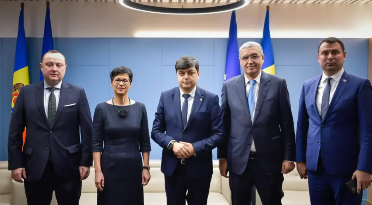 Marta Kos a discutat despre integrarea europeană cu opoziția în Parlamentul Moldovei; doar comuniștii au refuzat întrevederea: __"Aderarea la UE - proces național, nu un proiect de partid"__. Oficialul european subliniază importanța unității și angajamentului tuturor factorilor în procesul de integrare europeană". Detalii aici